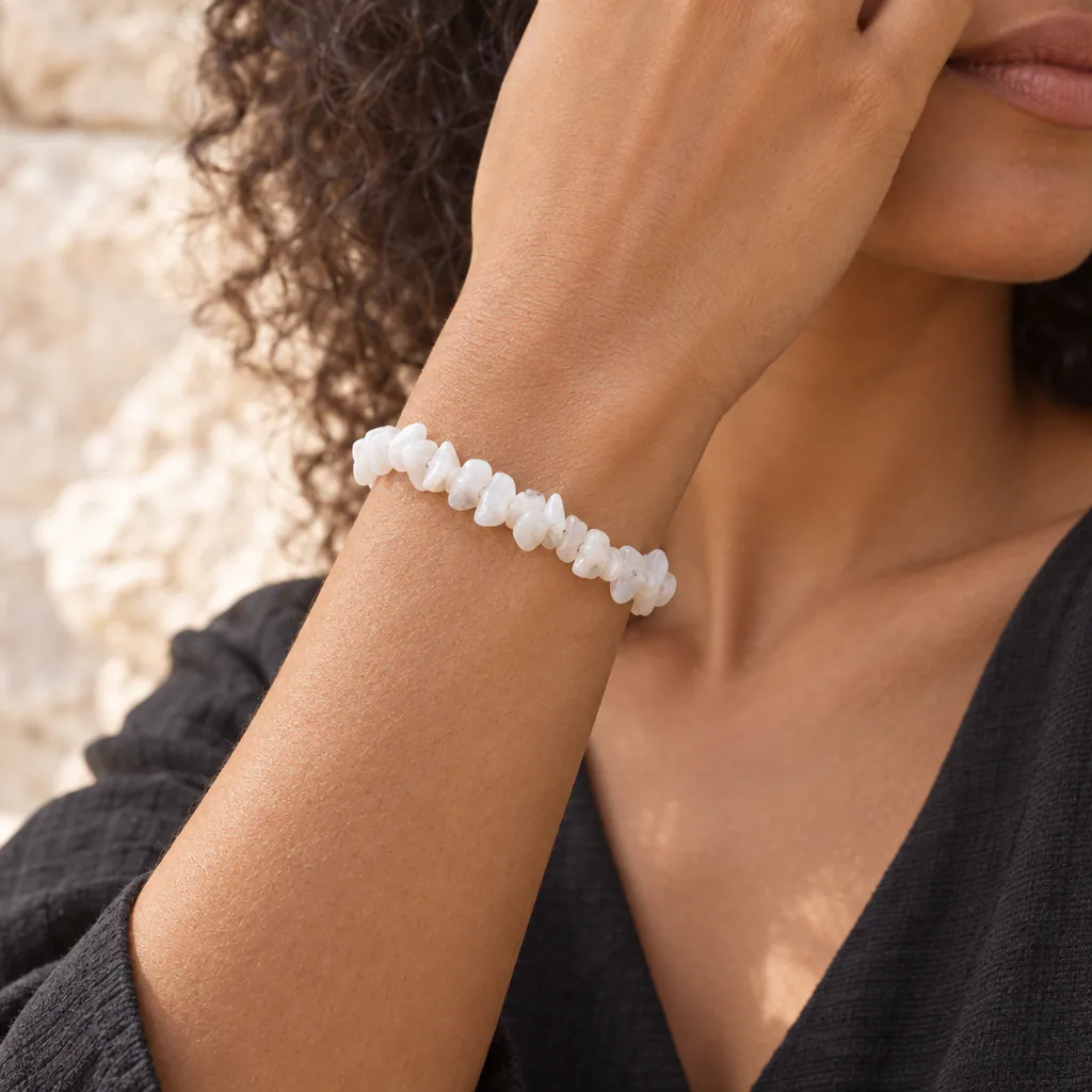 Bracelet baroque en péristérite d’Inde · Grade A — vue portée 1
