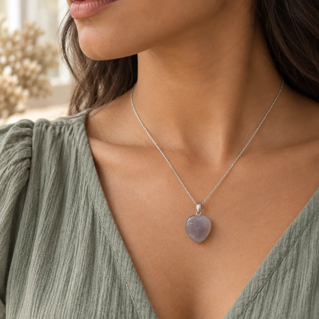 Pendentif cœur en agate du Botswana · Grade A — vue portée 1