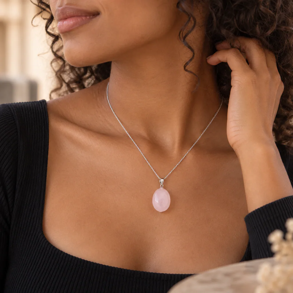 Pendentif pierre roulée en quartz rose du Brésil · Grade A — vue portée 2