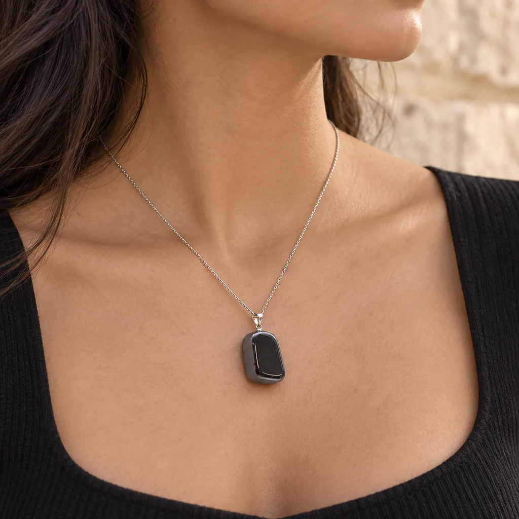Pendentif pierre roulée en hématite du Brésil · Grade A — vue portée 1