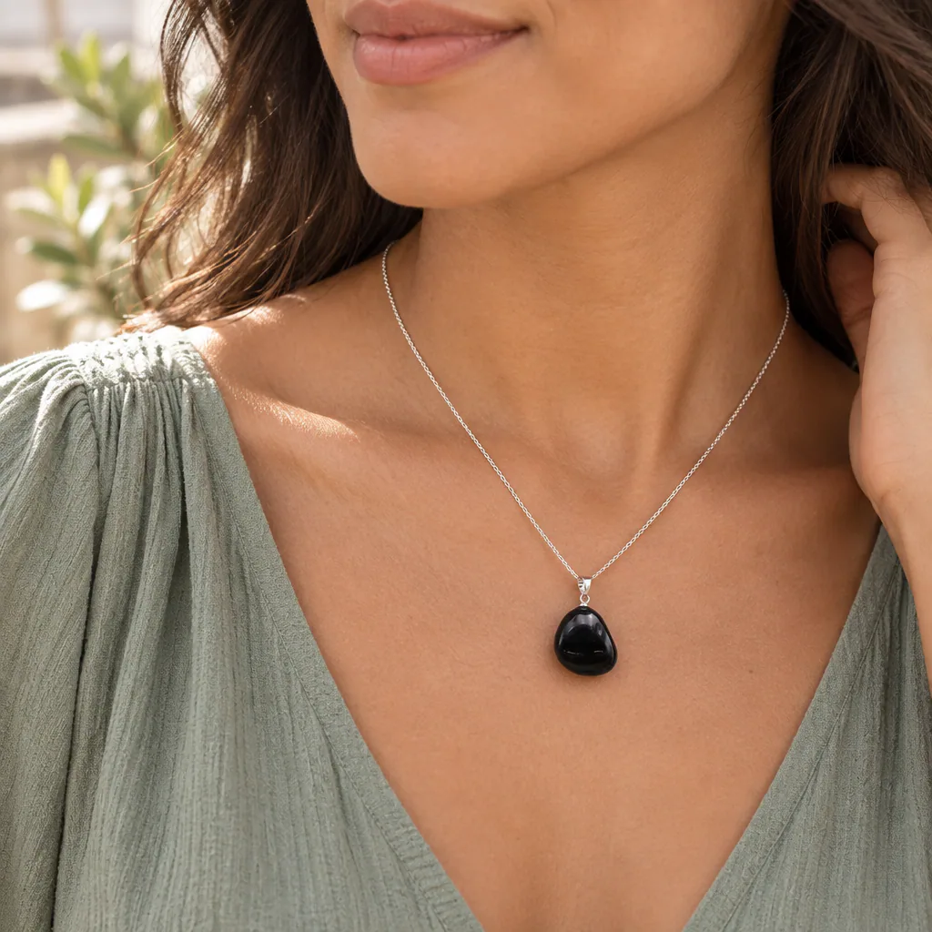 Pendentif pierre roulée en obsidienne noire du Mexique · Grade A — vue portée 1