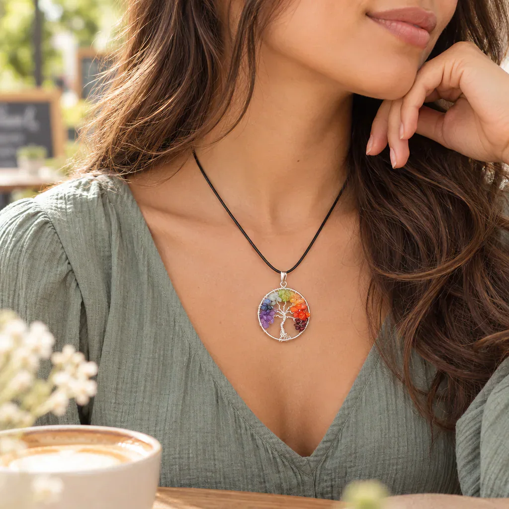 Pendentif arbre de vie 7 chakras du Brésil · 40 mm — Grade A — vue portée 1