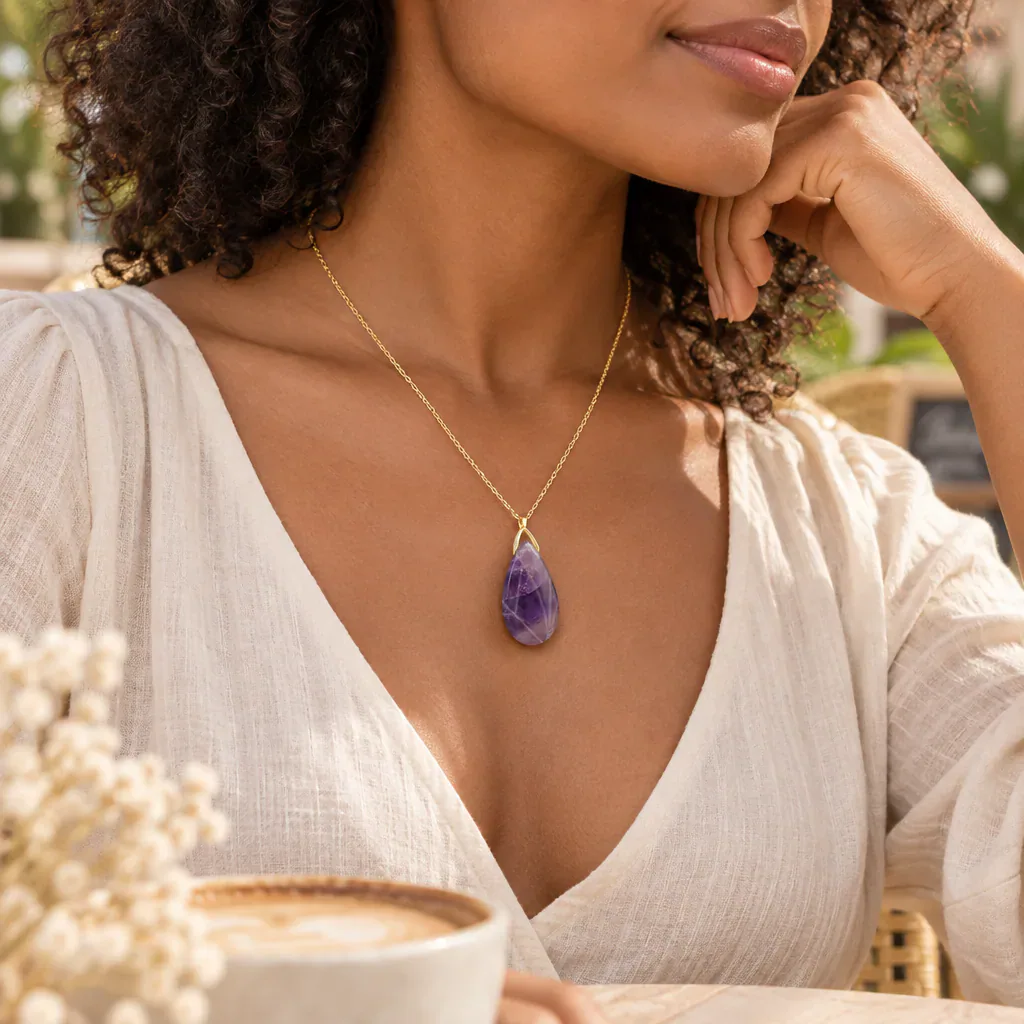 Collier sautoir en améthyste du Brésil — pendentif goutte 35 mm — Grade A — vue portée 1