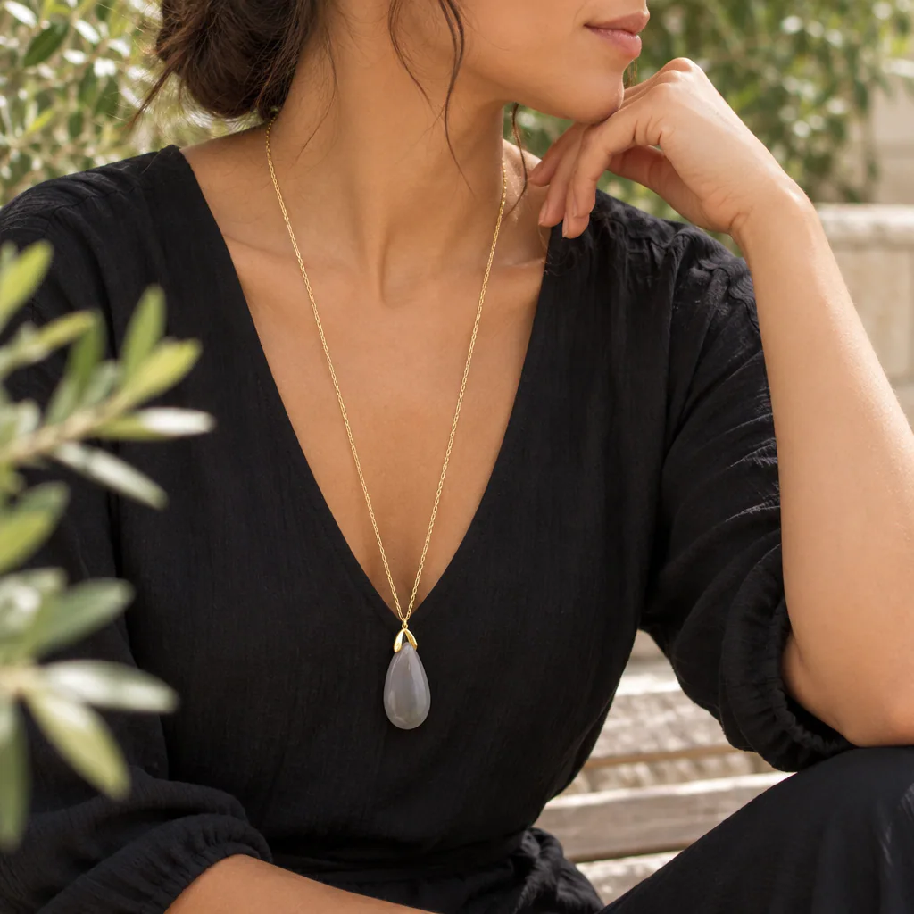 Collier sautoir en agate du Botswana — pendentif goutte 35 mm — Grade A+ — vue portée 2