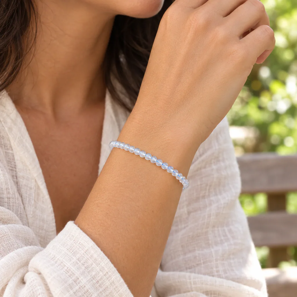 Bracelet à boules en Topaze bleue · 4 mm · Brésil · Grade AA — vue portée 1