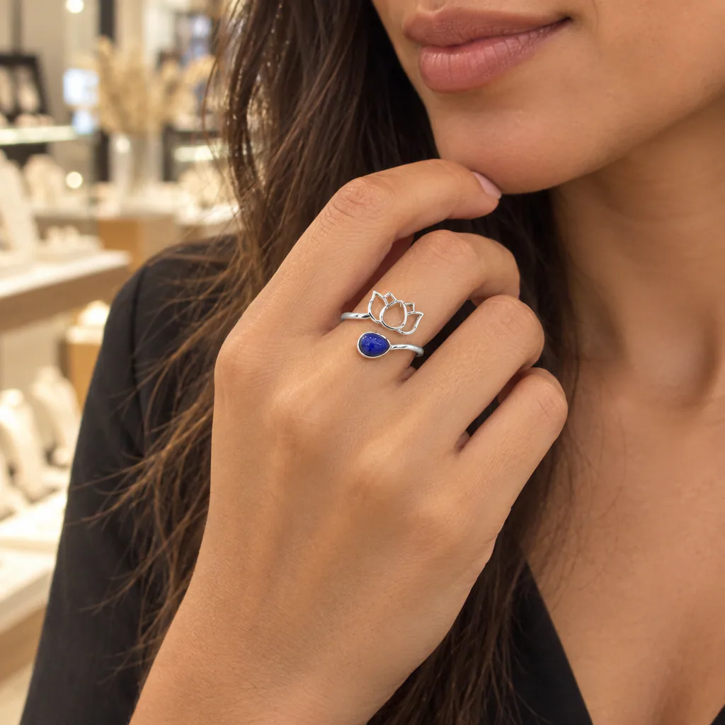 Bague lotus en Lapis Lazuli · Afghanistan · Grade AA — vue portée 1