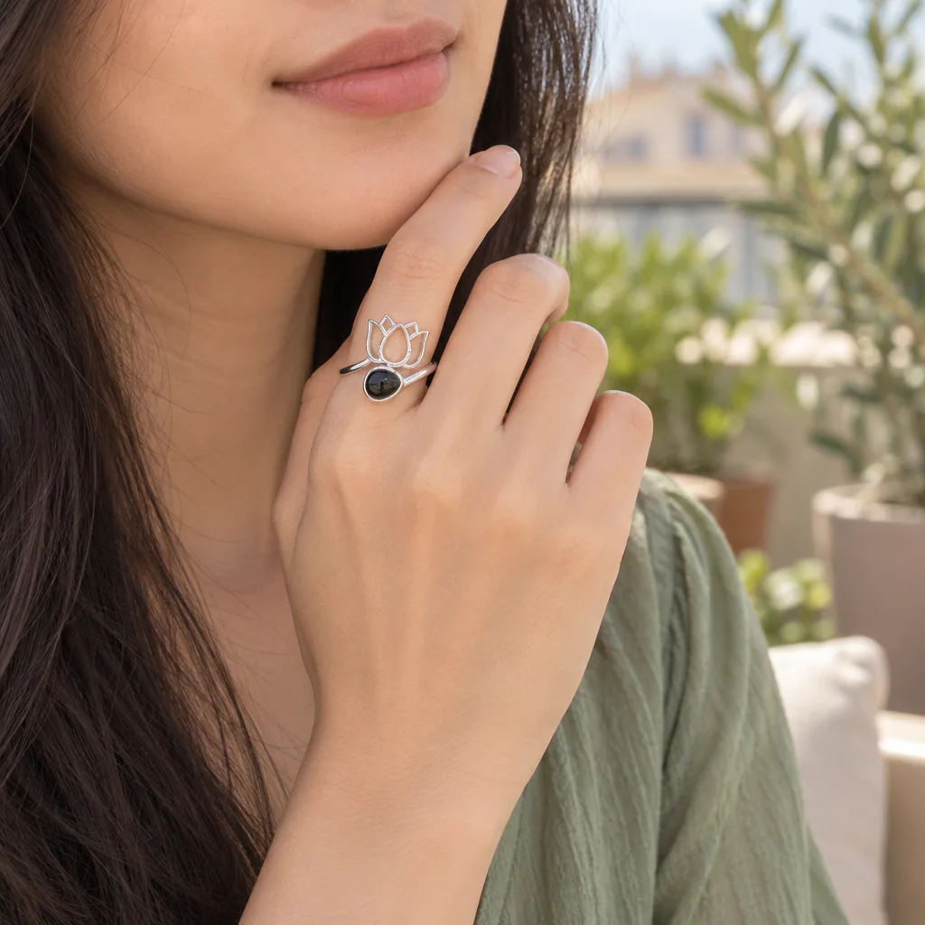 Bague lotus en Obsidienne noire · Mexique · Grade AA — vue portée 2