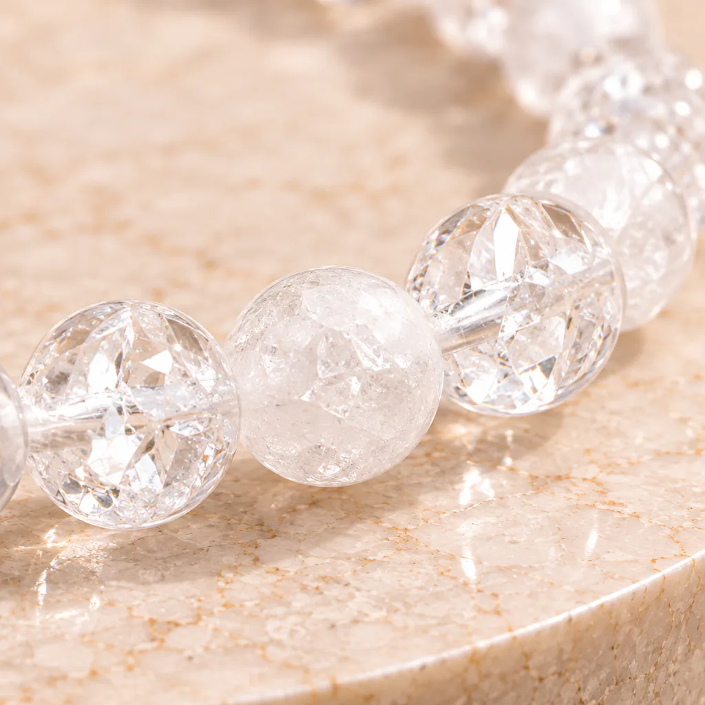 Bracelet à boules en Cristal de roche « crack » · 6 mm · Brésil · Grade A — vue studio 3