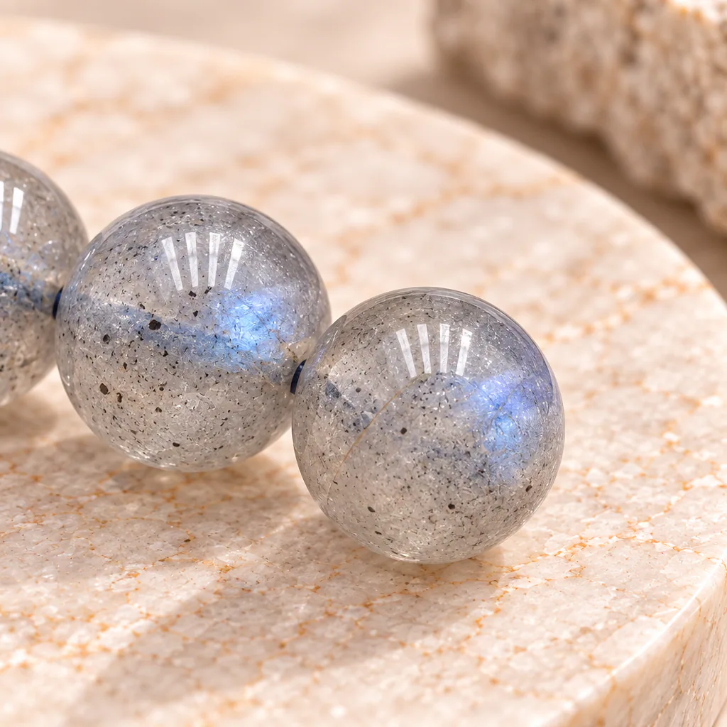 Bracelet à boules en Labradorite · 7 mm · Madagascar · Grade AA+ — vue studio 3