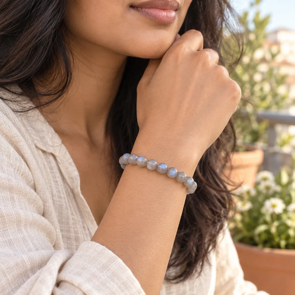 Bracelet à boules en Labradorite · 7 mm · Madagascar · Grade AA+ — vue portée 1